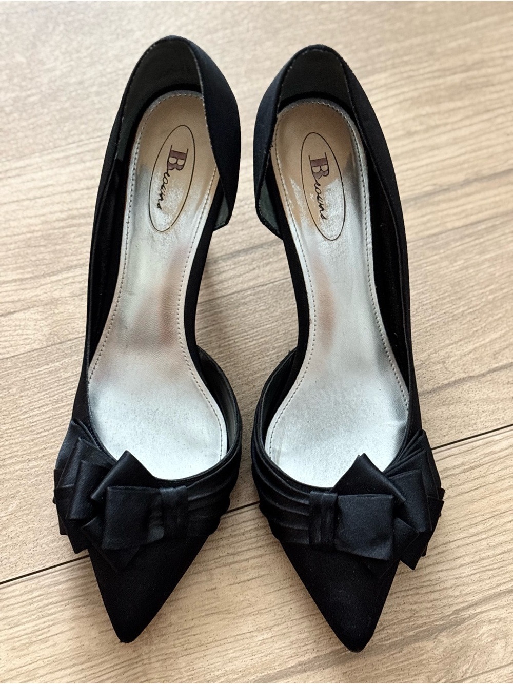 Browns Black Pointed-Toe Bow Pumps